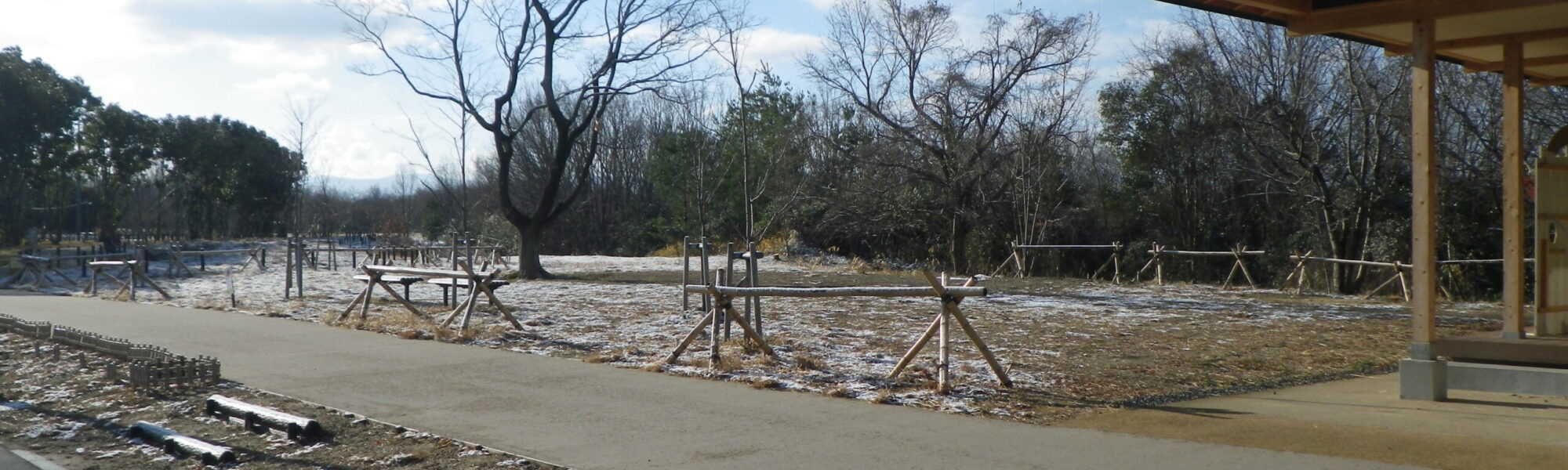 雪の残る公園